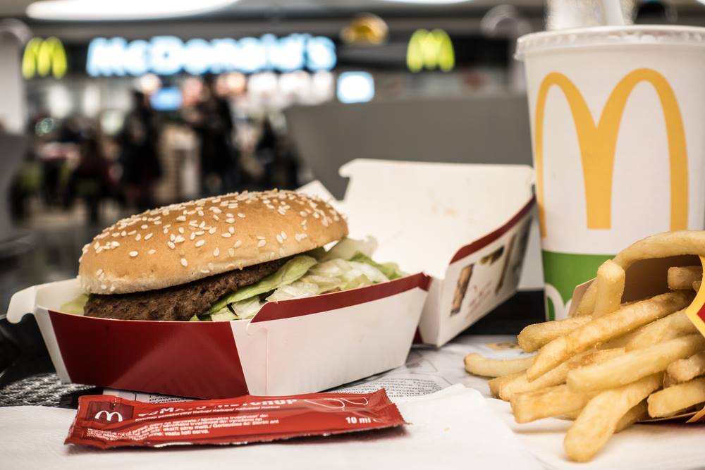 Kvinne tar med to jenter på McDonald’s – deres merkelige reaksjon får straks alarmklokkene til å ringe