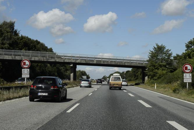 Vanvittig kast fra bro: Bil knust i drama på motorveien