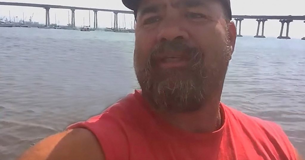Han skal bare ta en selfie – men se hvem som smyger seg opp bak ryggen hans