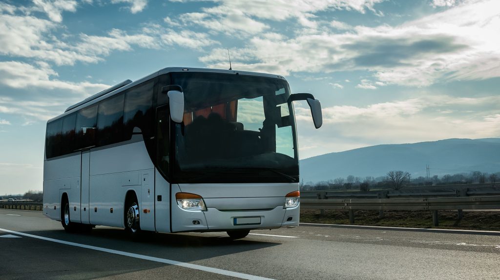 89 år gamle Leiv har kjørt buss hele livet: De siste 15 årene har vært uten passasjerer, og det irriterer ham