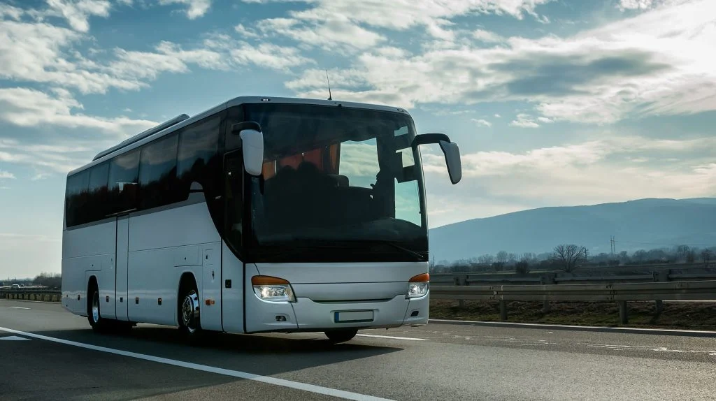 Buss veltet i Samnanger: 19 personer var ombord