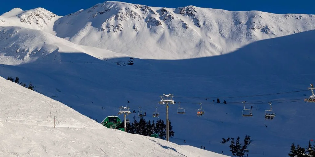Minst 10 personer gravlagt etter snøskred på populært skianlegg
