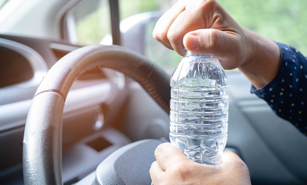 Brannmenn advarer: Derfor skal du aldri la vannflasker ligge i bilen