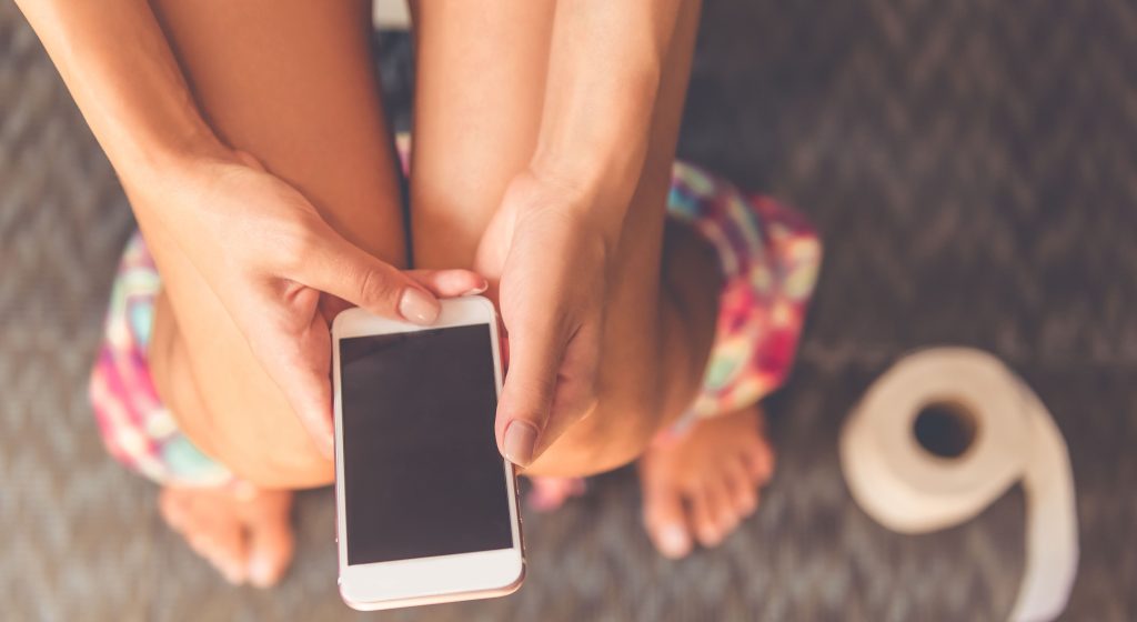 Derfor må du ikke ta med deg mobiltelefonen inn på toalettet