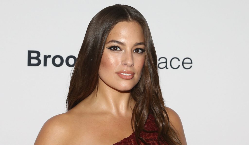 Ashley Graham viser frem alt i uretusjerte bilder