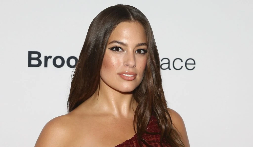 Ashley Graham viser frem alt i uretusjerte bilder