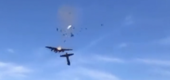 Voldsomt krasj på flyshow: Krasjer i luften