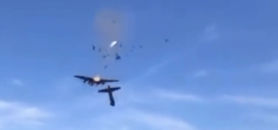 Voldsomt krasj på flyshow: Krasjer i luften