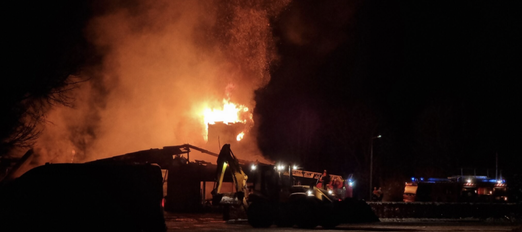 Stort industribygg i flammer