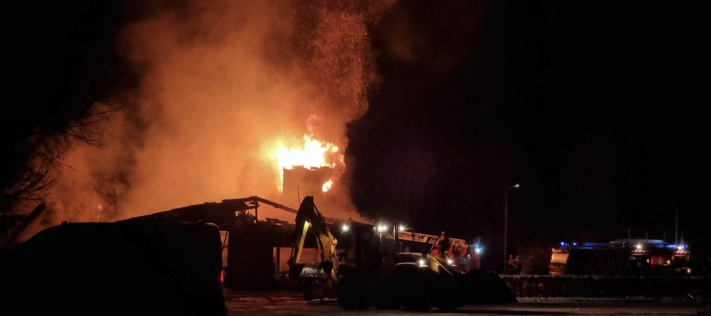 Stort industribygg i flammer