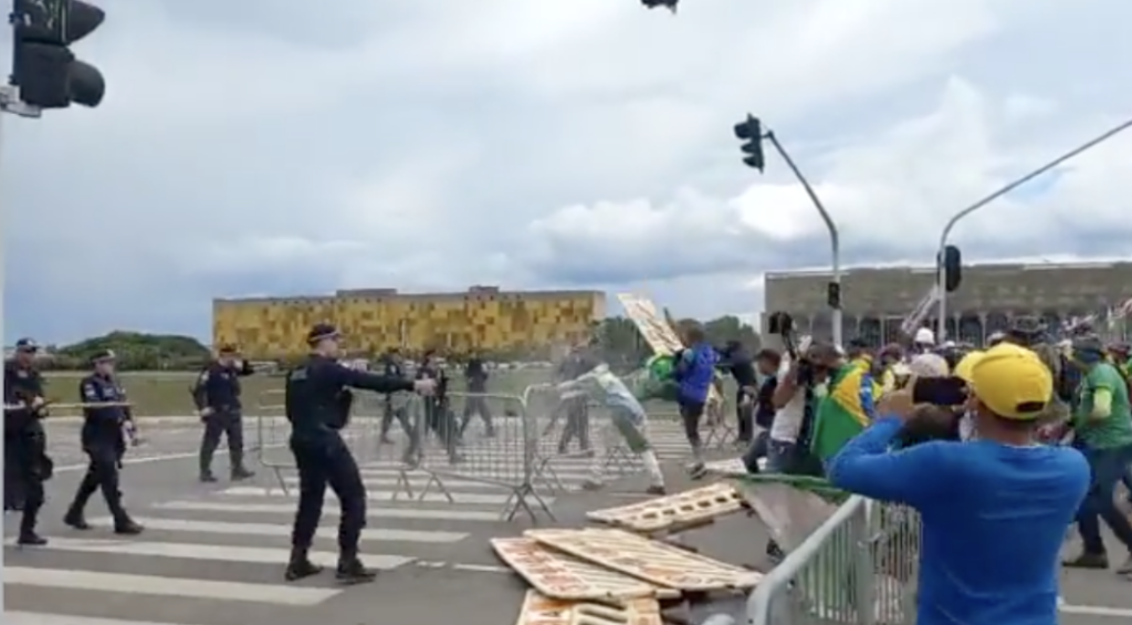 Ville bilder: Demonstranter stormer parlamentet