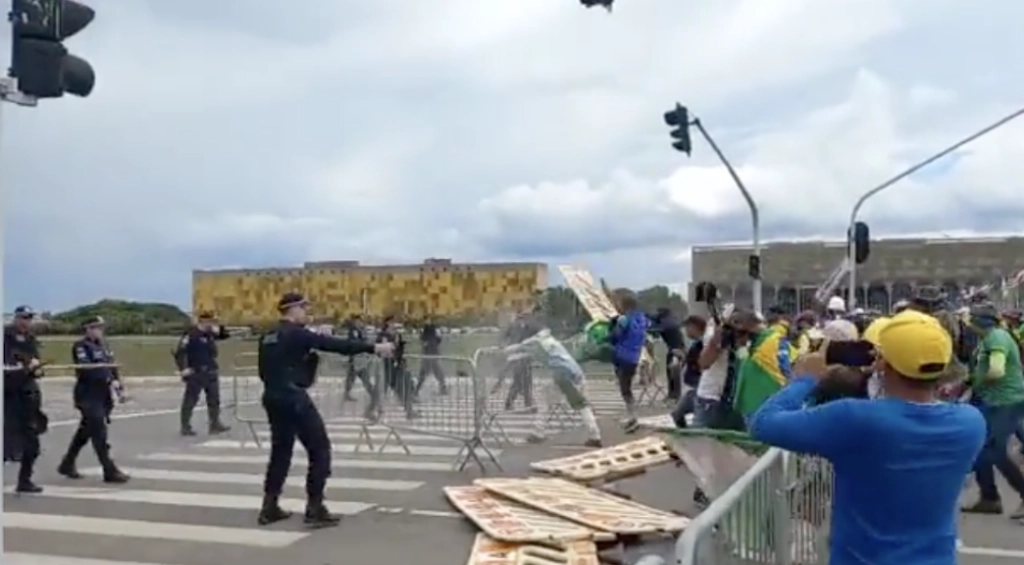 Ville bilder: Demonstranter stormer parlamentet