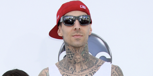 Travis Barker får vill kjærestetatovering – men fansen lurer på: ‘Er det Michael Jackson?’