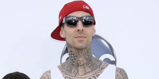 Travis Barker får vill kjærestetatovering – men fansen lurer på: ‘Er det Michael Jackson?’