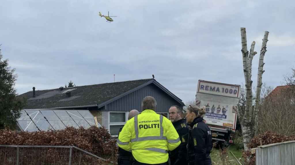 Rema 1000 lastebil braker inn i hus: Barn sendt til sykehus