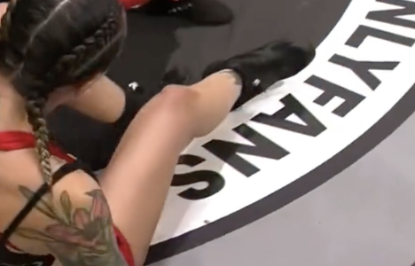 Brutal video: Vakker MMA-fighter brekker ankelen og setter den på plass igjen