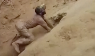 Se videoen: Mann graver ut kollapset gruve med bare knyttnever og redder ni