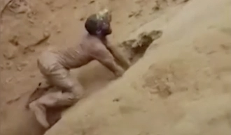 Se videoen: Mann graver ut kollapset gruve med bare knyttnever og redder ni