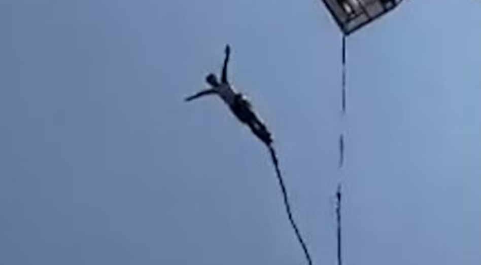 Skremmende video: Strikken knakk under et fritt fall i 30 meters høyde