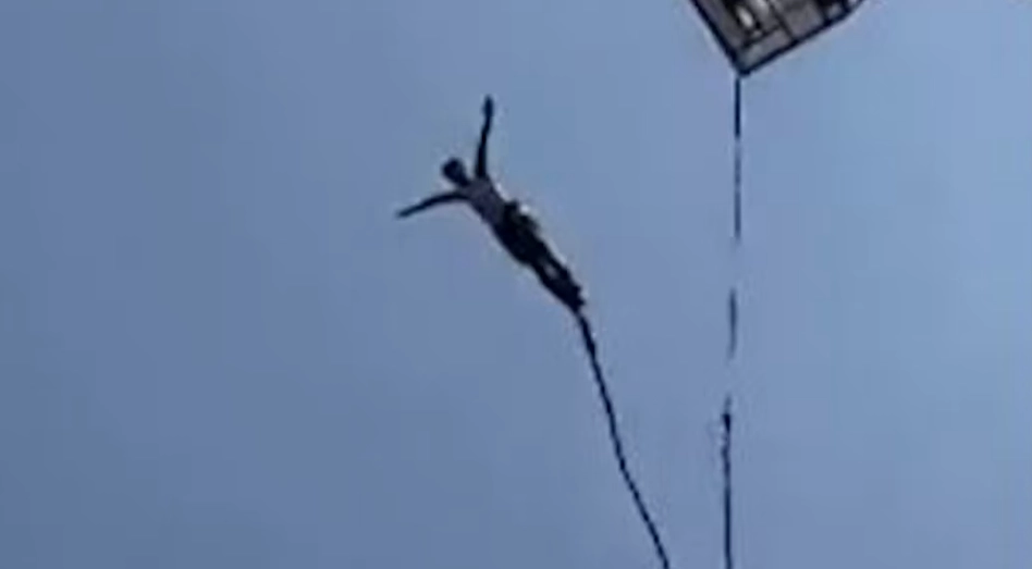 Skremmende video: Strikken knakk under et fritt fall i 30 meters høyde