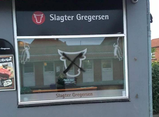 Slakter fikk vinduet sitt tagget: Svaret han har til hærverksmennene blir hyllet av tusener