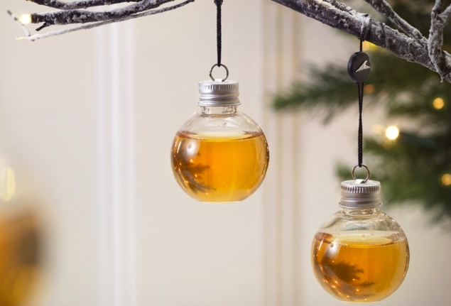 Litt morsommere desember: Nå kan du kjøpe julekuler med whiskey
