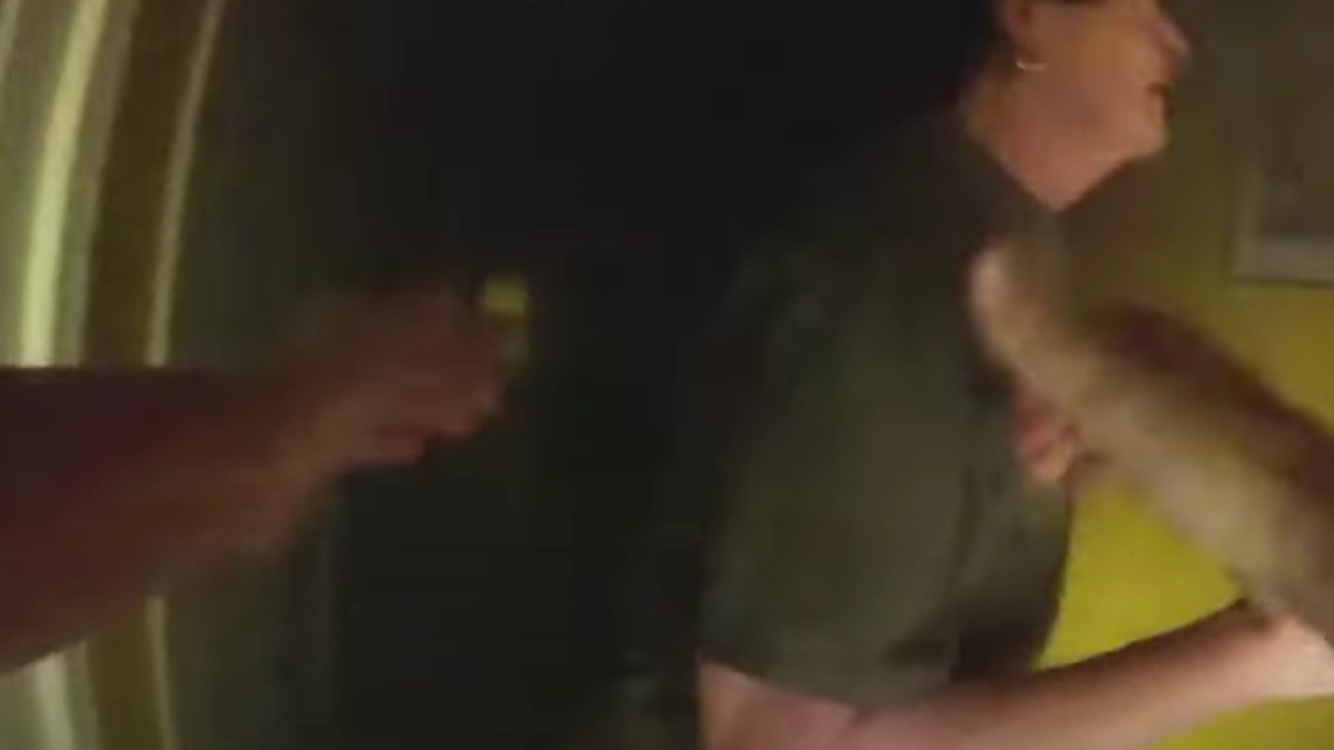 Se den dramatiske videoen: Politibetjent redder rullestolbruker fra brennende bygning