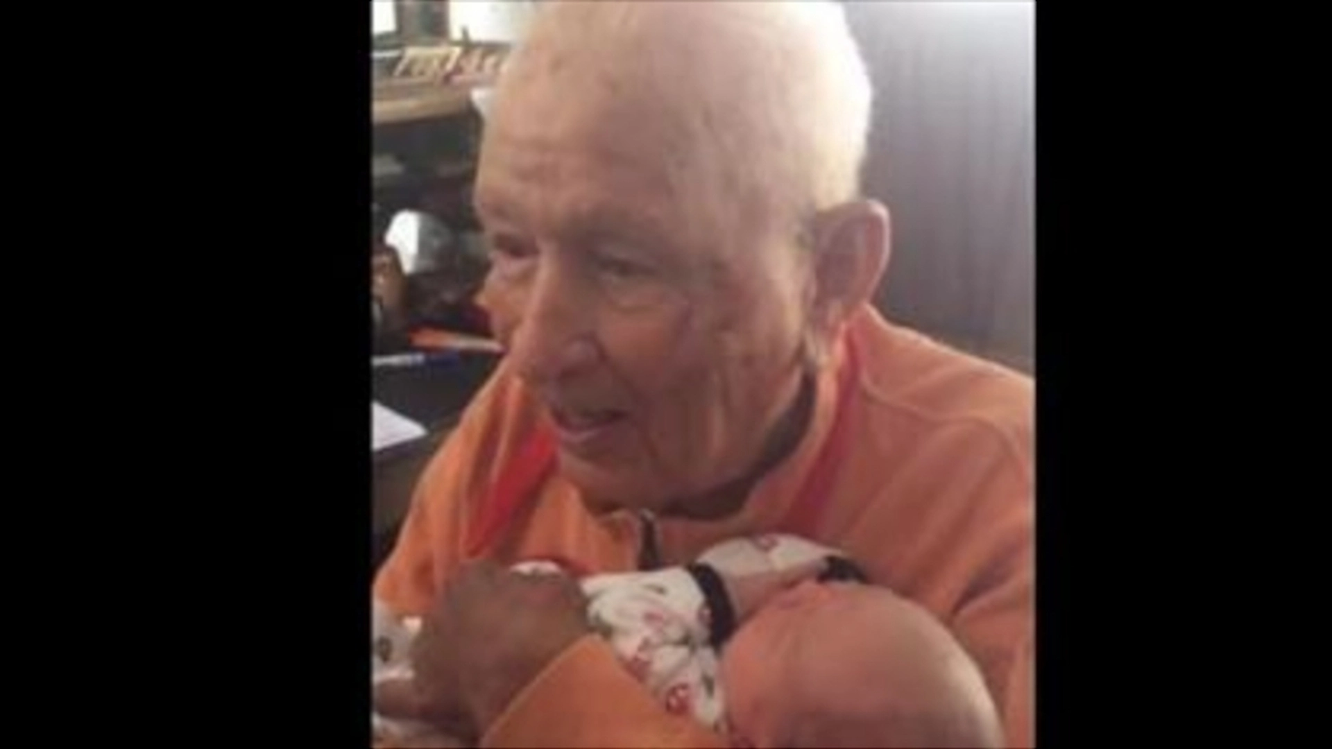 Video sett 13 millioner ganger: Her møter 105-åringen sitt fem dager gamle oldebarn for første gang