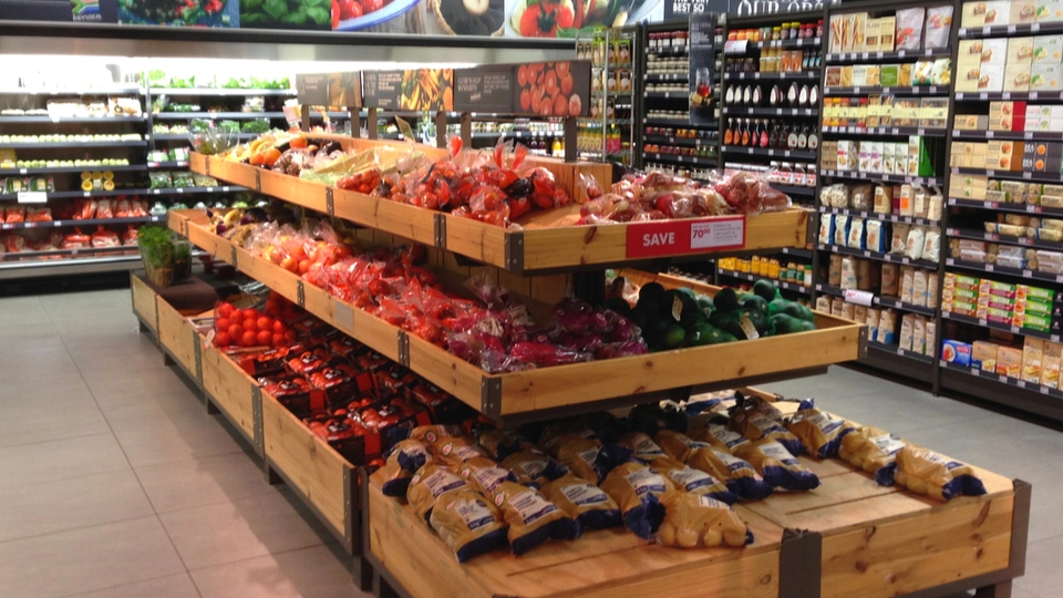 Mor raser over supermarkedet: Ga barna sine hundemat