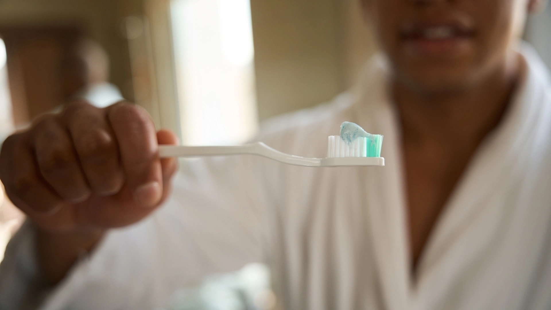 Tannlegen deler de vanligste feilene som forårsaker gule tenner