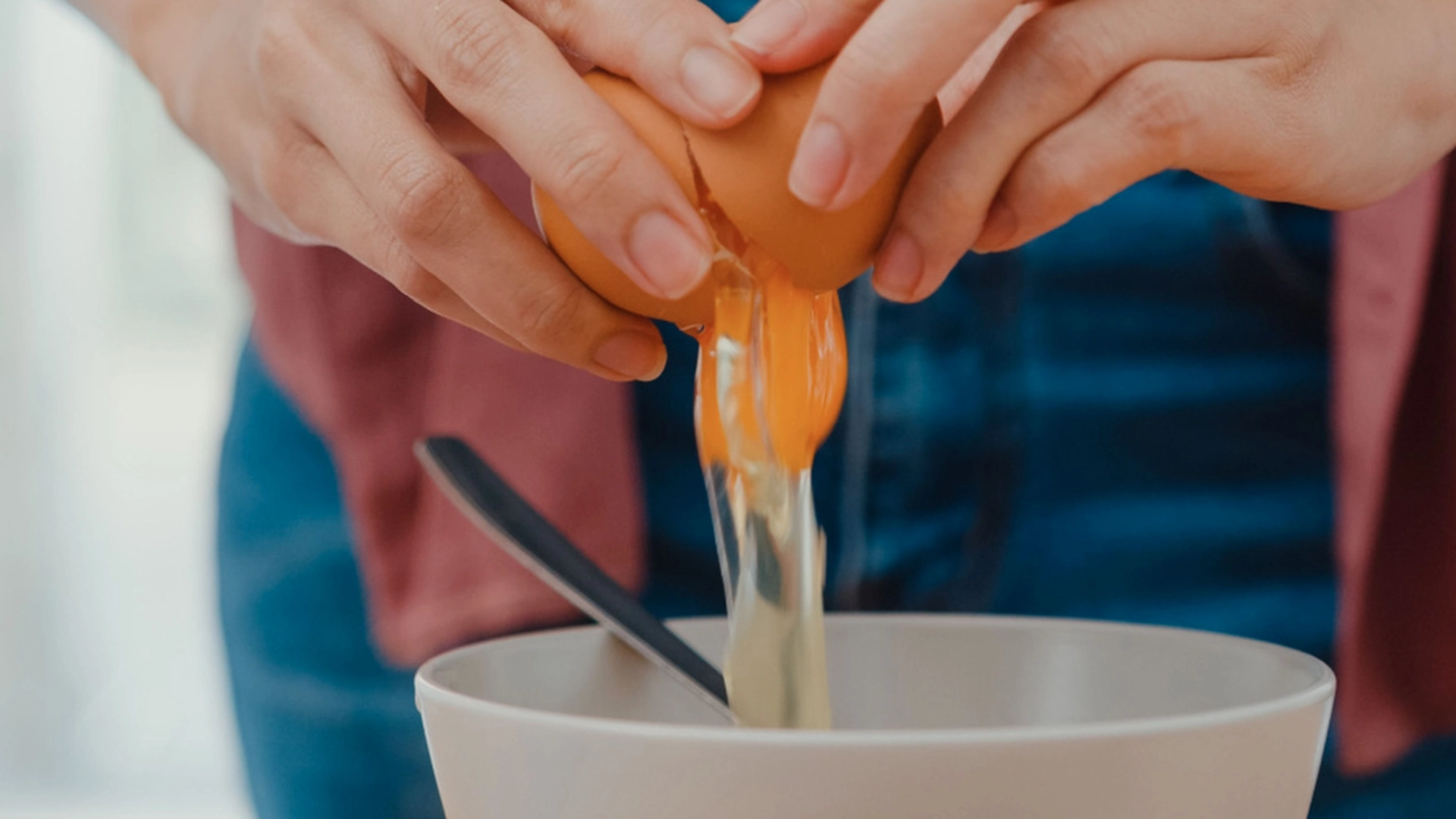 Derfor bør du aldri knekke et egg på kanten av bollen
