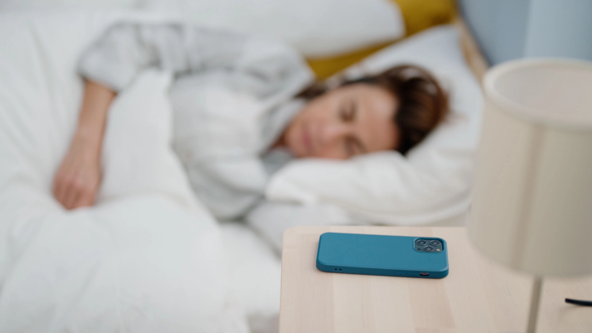 Sover du med telefonen ved siden av deg? Så ber legen deg gjøre en av to ting