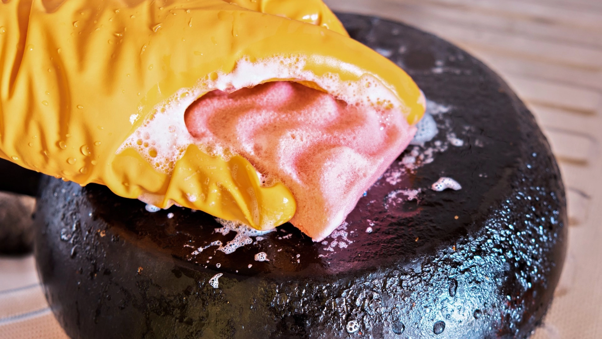 Få grytene og pannene til å skinne igjen – du trenger bare 2 ingredienser