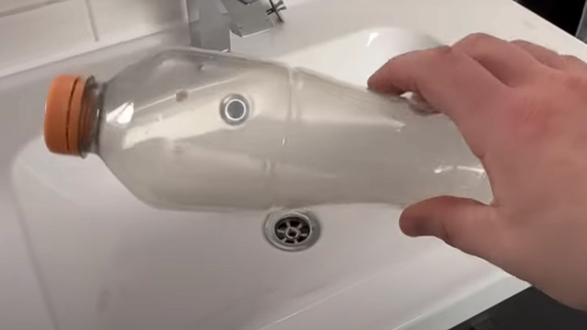 Dette trikset med en plastflaske kan spare deg mye penger
