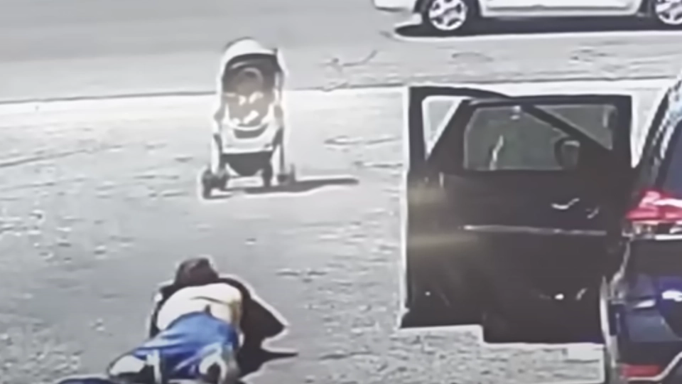 Video går viralt: Barnevogn går rett i døden
