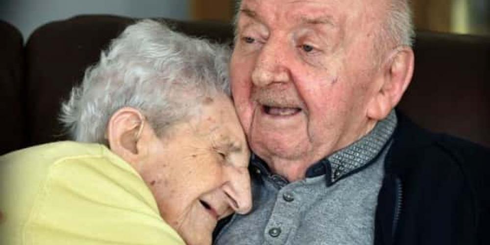 98 år gamle Ada flytter inn i omsorgsbolig for å være nær sin 80 år gamle sønn