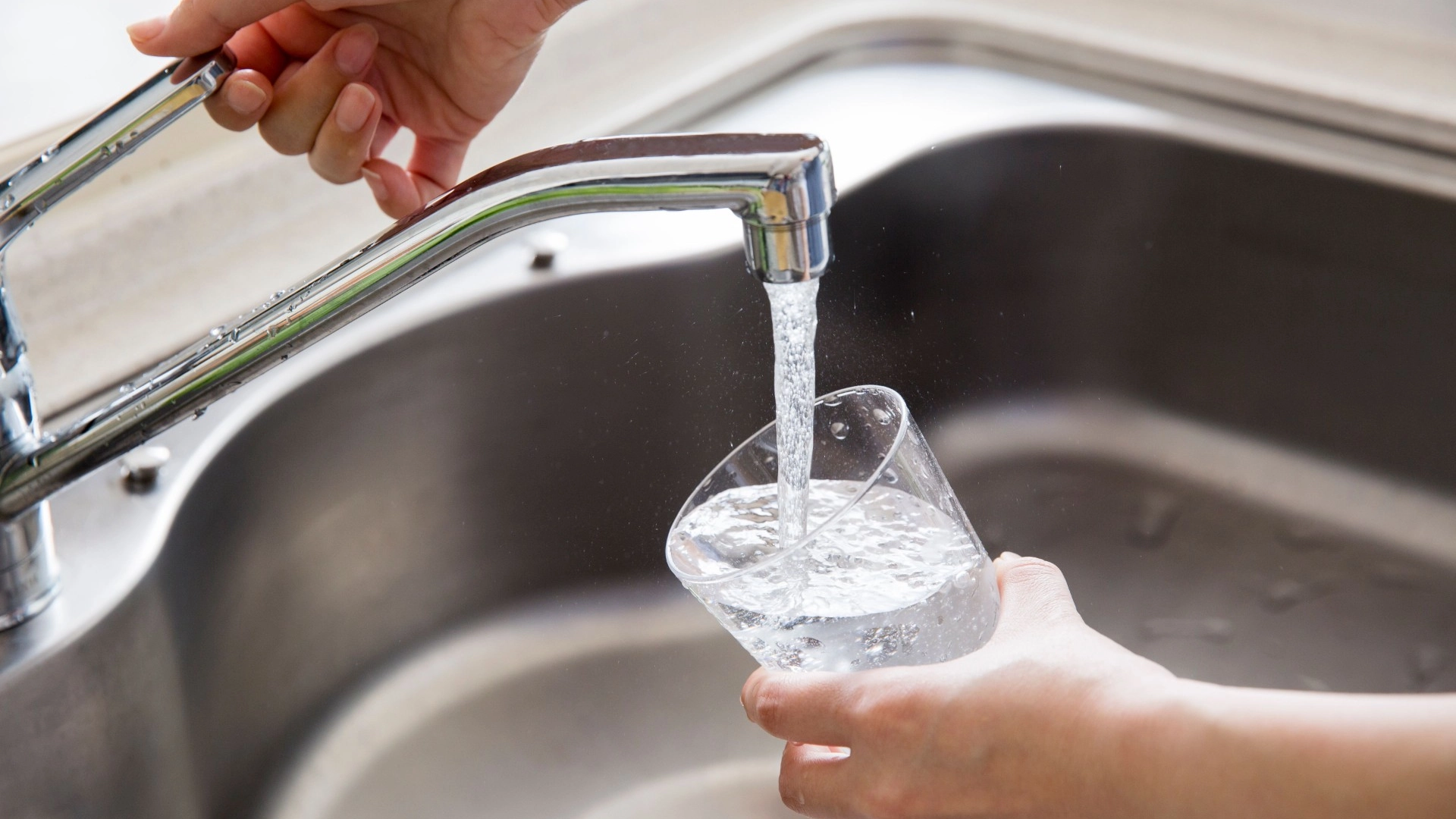 Så mye vann må du drikke for å forbrenne magefett