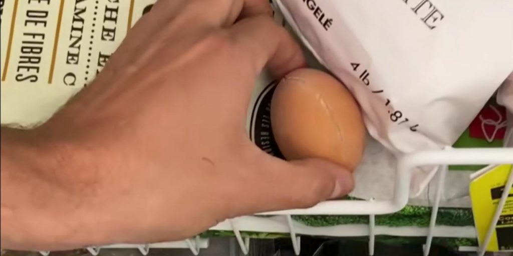 Frys et egg før du legger det på pannen: Du faller bakover når du ser hvorfor