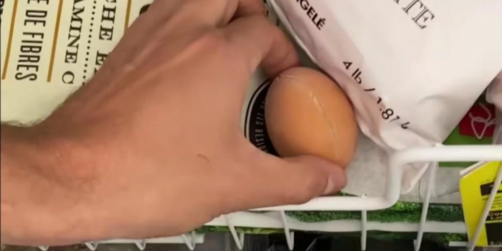 Frys et egg før du legger det på pannen: Du faller bakover når du ser hvorfor