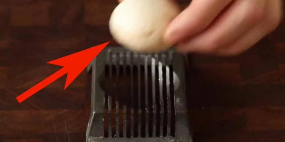 Han legger dette i en vanlig eggdeler – hvorfor har vi aldri tenkt på det før?