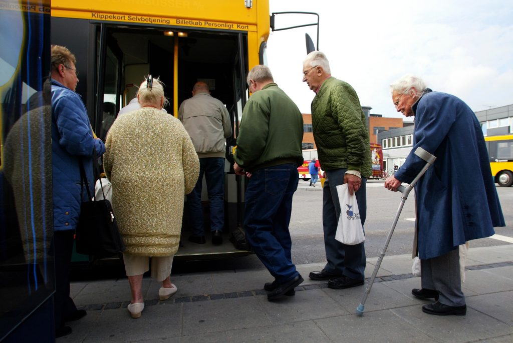 Forsker: Du bør ikke reise deg for eldre på bussen