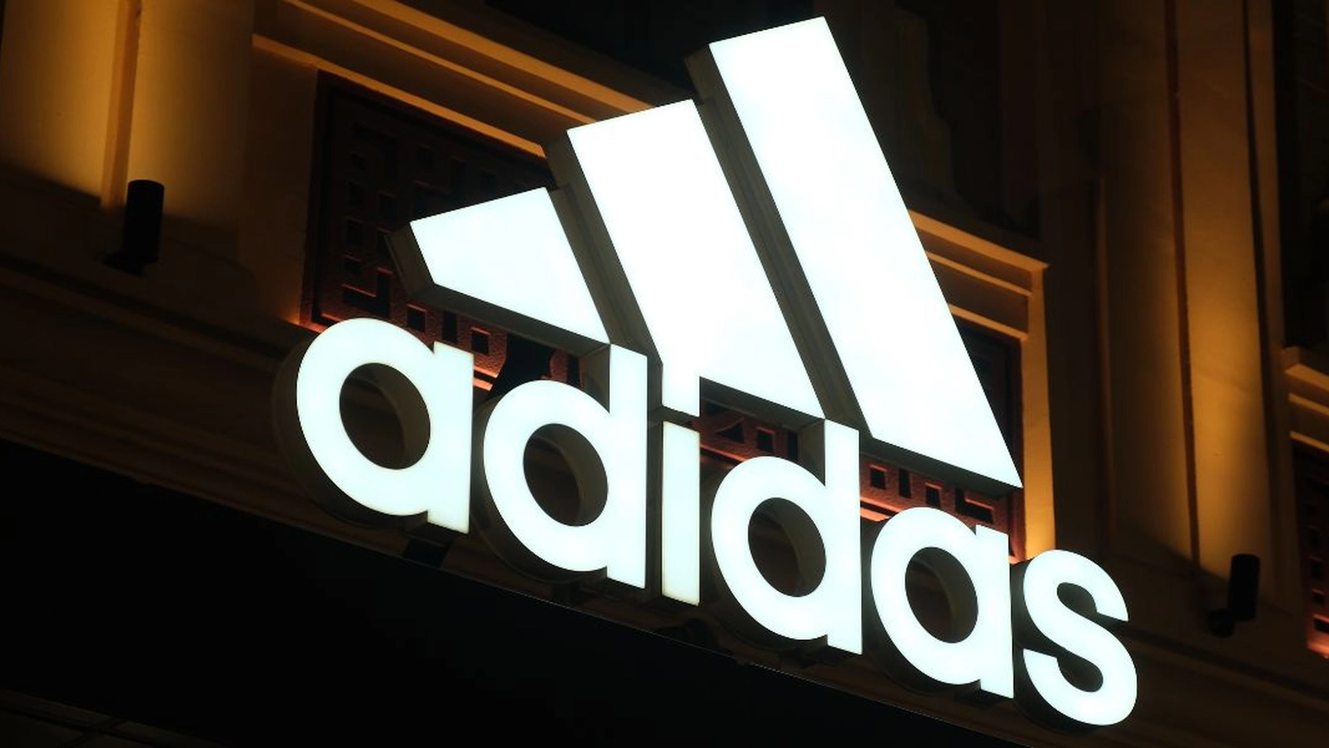 Adidas i hardt vær: Beklager nå samarbeidet med toppmodellen Bella Hadid