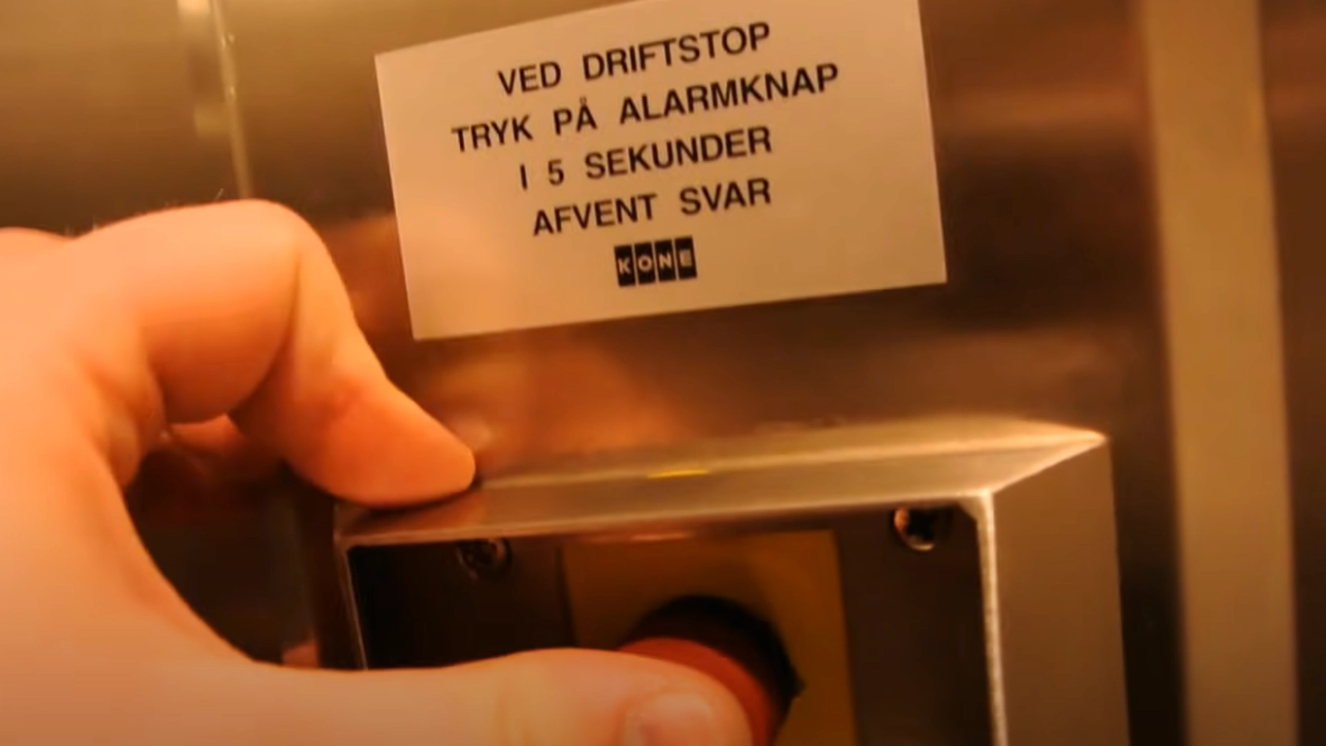 Sonja brukte nødknappen under et heisstopp: Da tar saken en ubehagelig vending