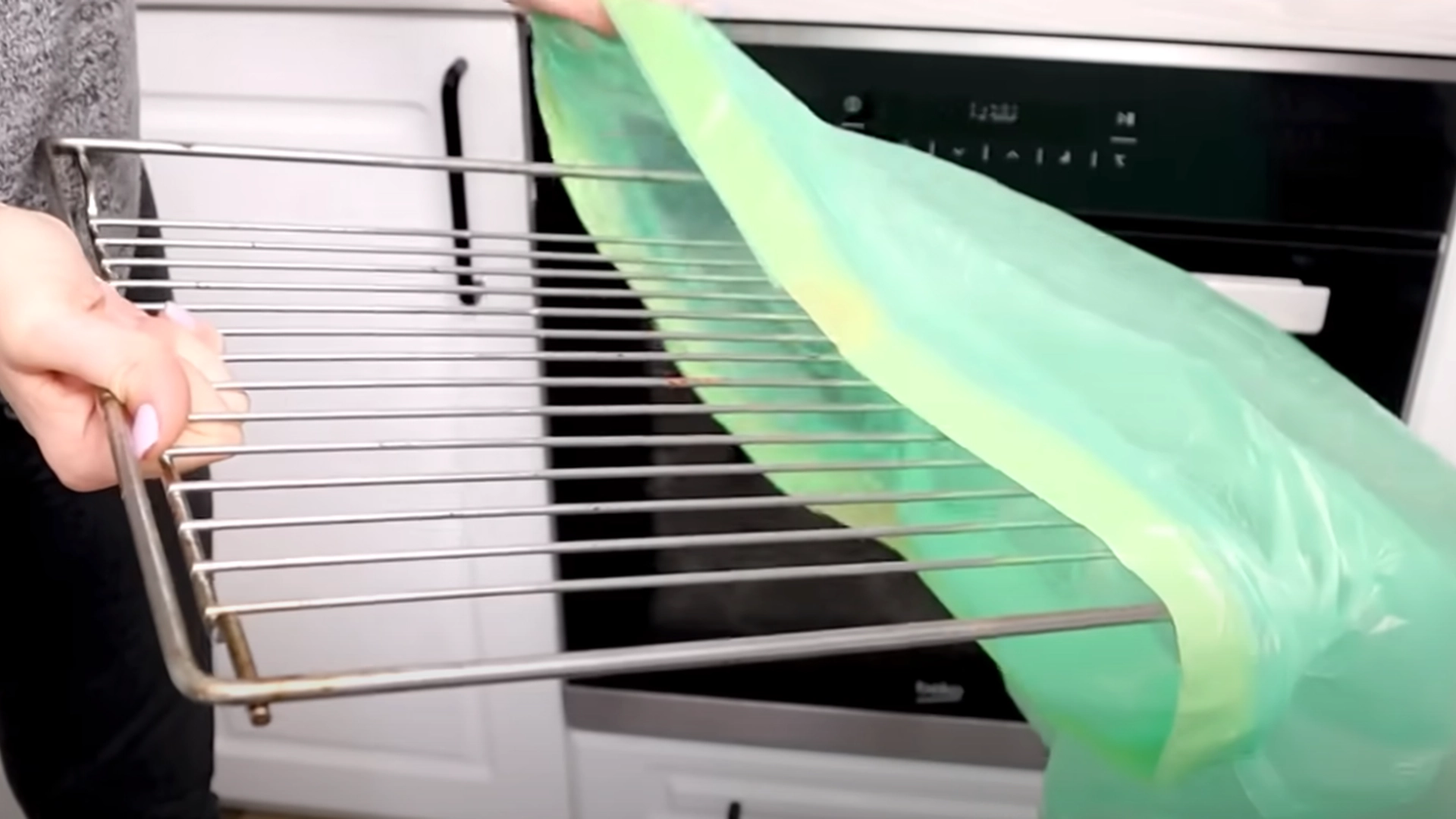 Hun legger den skitne risten i en søppelsekk: Bare vent til du ser magien skje