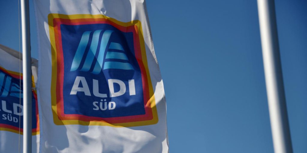 Utmattet mor forlater Aldi med skrikende 3-åring: Ansatt følger henne ut på parkeringsplassen