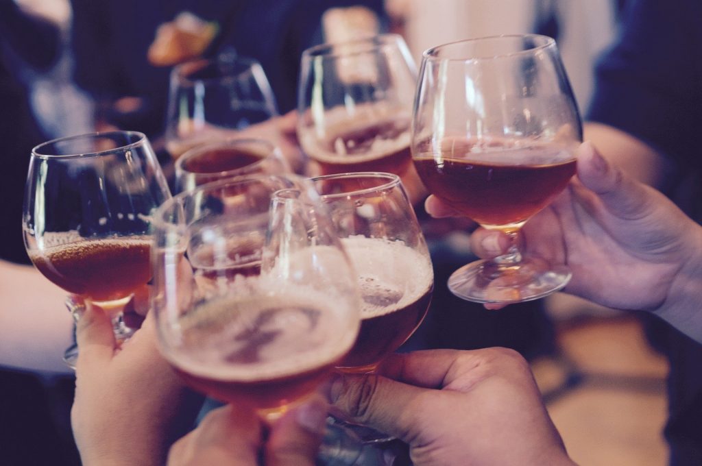 Overvekt og alkohol – forskere peker på 5 overraskende råd for å leve lenge