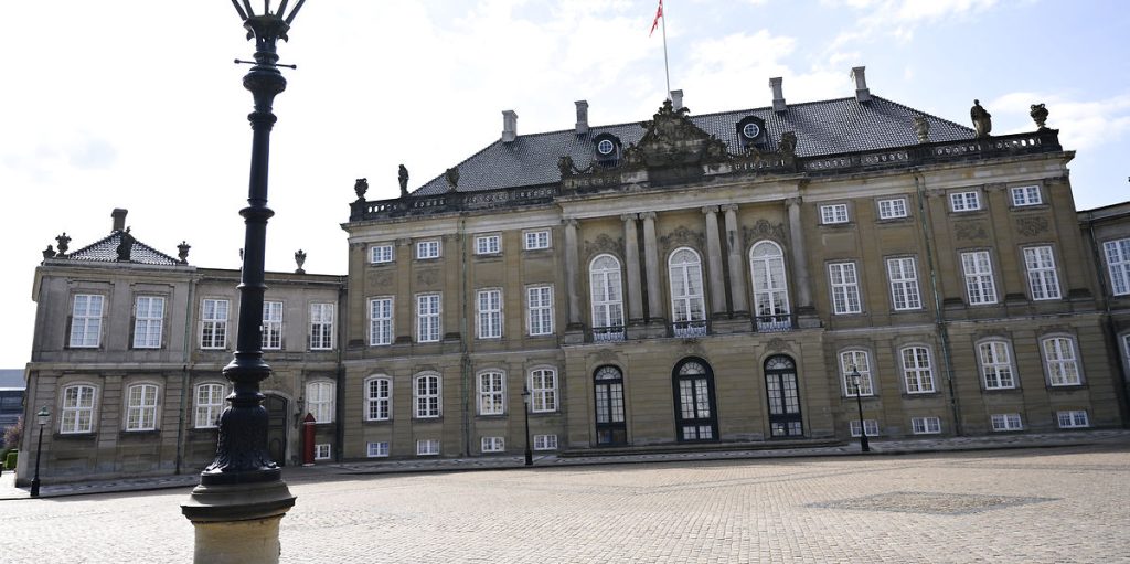 Nytt par? Prins fletter fingrene med supermodell