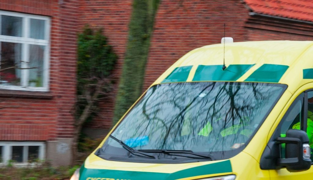 Redningsarbeidere parkerte foran hus etter alarmtelefon – kom ut til sjokkerende beskjed i frontruten på ambulansen