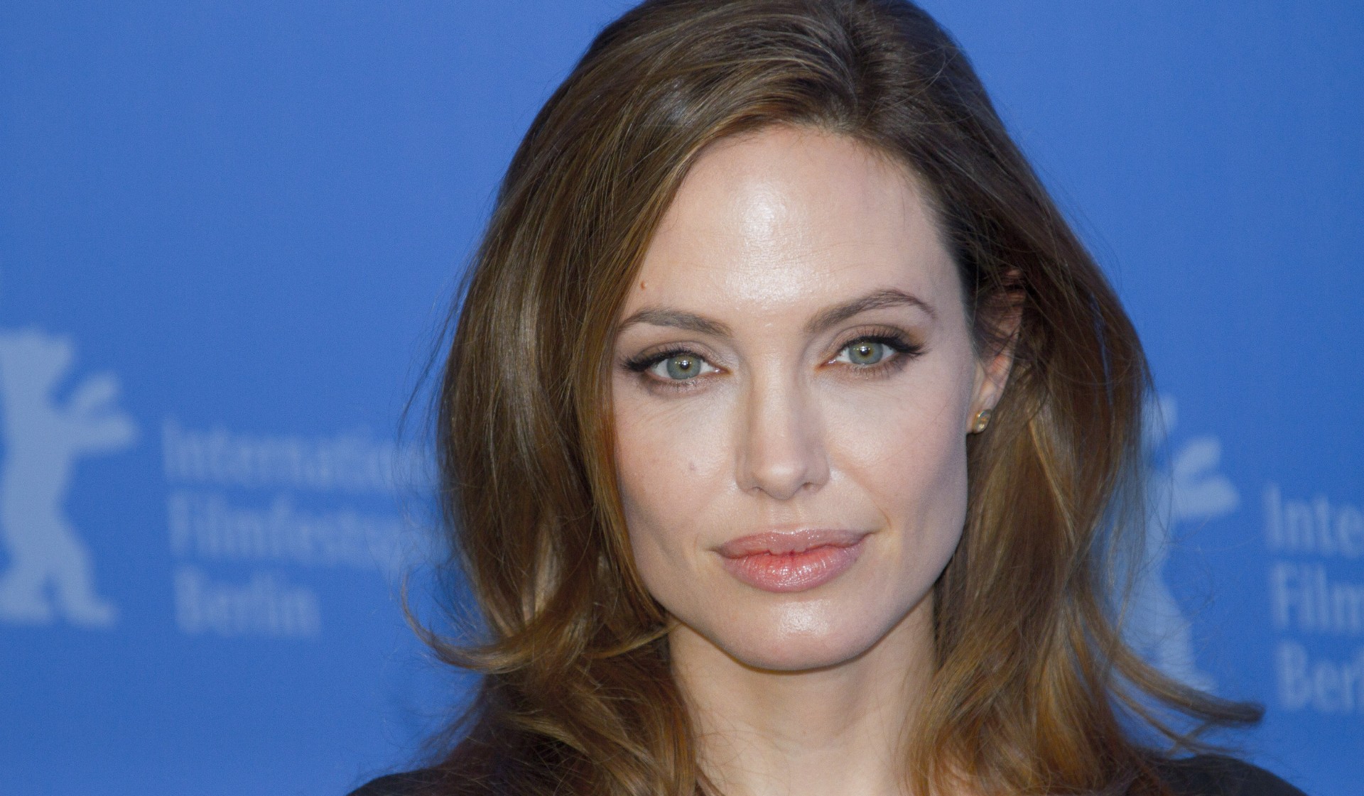 Angelina Jolies tatovering skaper oppsikt: Er det en ‘fuckfinger’ til Brad Pitt?