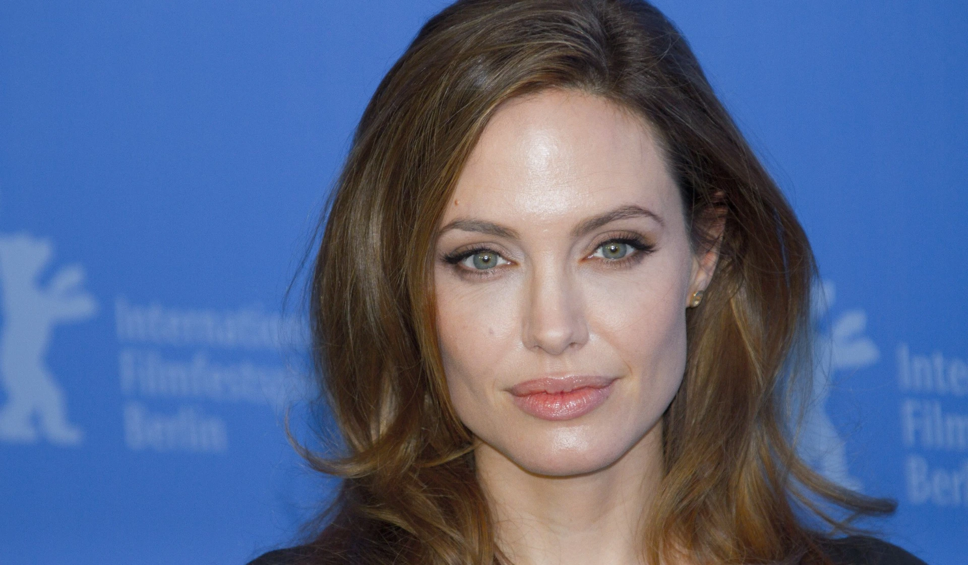 Angelina Jolies tatovering skaper oppsikt: Er det en ‘fuckfinger’ til Brad Pitt?